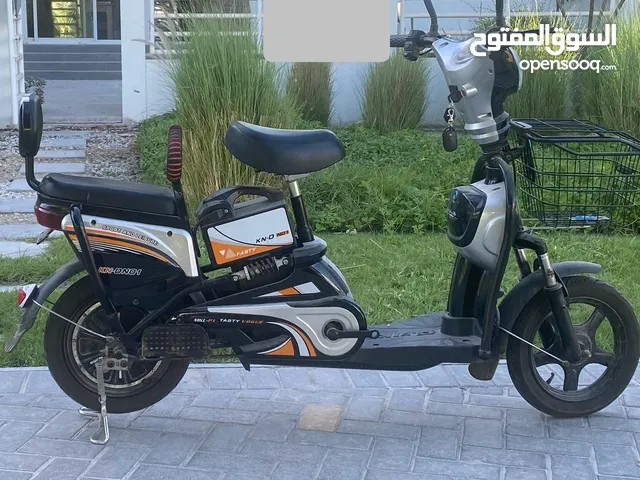 سكوتر نظيف جدا، استخدام اقل من سنة. السعر المطلوب 90 دينار و قابل للتفاوض. Excellent condition