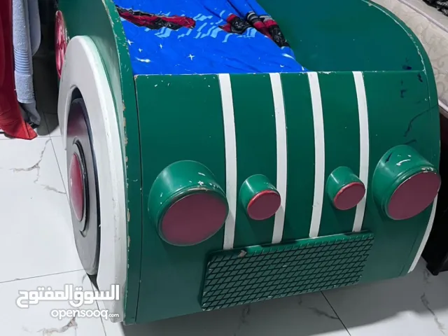 سرير اطفال كبير على شكل سيارت سباق