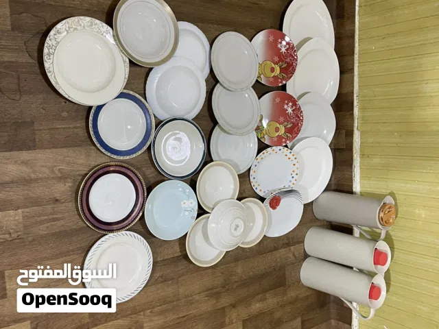 24 صحن  احجام مختلفه و3مطارات  الاغراض بحالة جيدة جدا