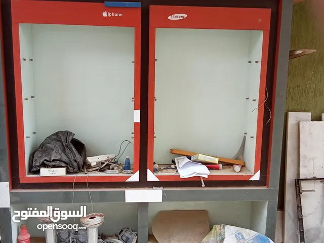 فترينة هاتف وبنك زجاج وشباك لتعليق الاكسسوارات