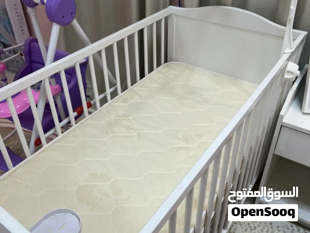 سرير طفل جديد غير مستخدم مع مرتبه جديد