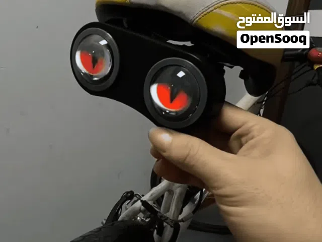 عيون LED ذكية للدراجات الهوائية (عيون بايسكل متحركة)  الاستخدامات  تُثبت على الدراجة الهوائية أو الب