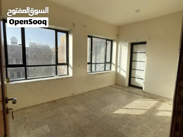 شقه في برج سكني نظام مكتبي في قلب شارع الزبيري امام البنك المركزي