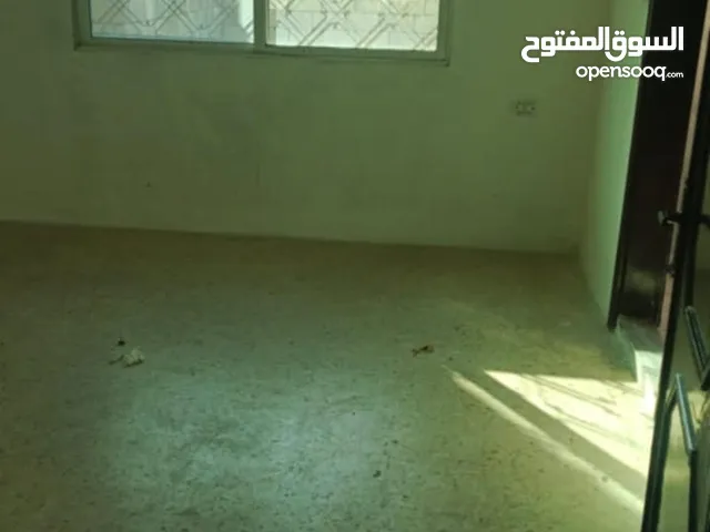 شقه للايجار دوار الروضه 100م 3غرف نوم 2حمام مطبخ بلكونه ساعه كهرباء منفصله وساعه ماء