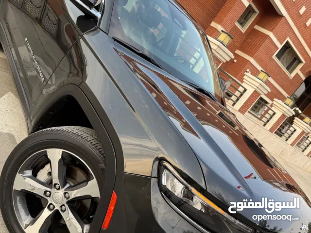 جيب كراند شيروكي لمتد جديده جدا موديل 2023