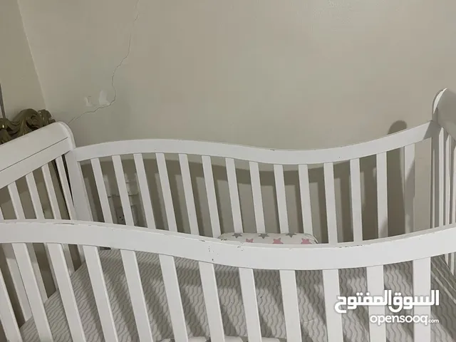 سرير اطفال شبه جديد للبيع