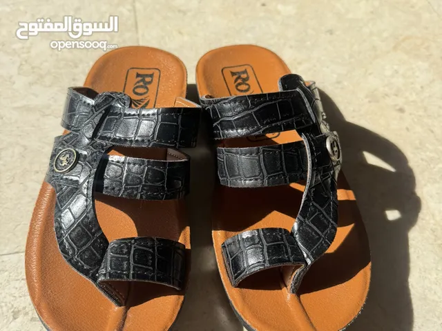 Leather slipper for boy size 35. نعال جلدي للصبي مقاس 35