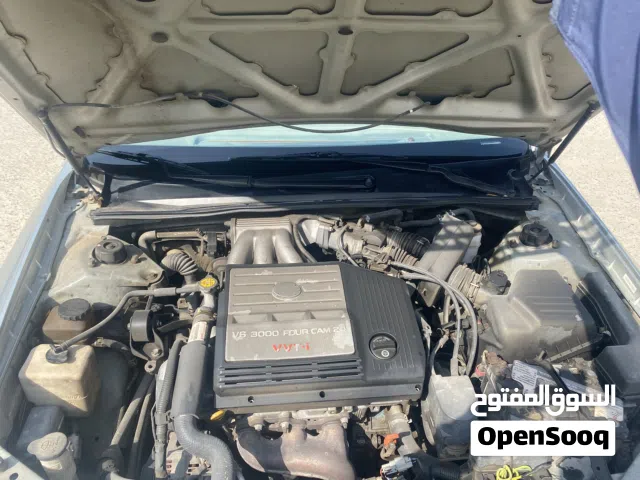 تويوتا أفالون 2001 موديل بجسم صالون فضي، مرخصة وتجديد كلي مع مميزات راقية