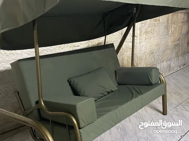مرجيحه  لون زيتي بحاله الوكاله منجده بقماش ووتر بروف ضد الماء مع مدحلتين مخده سفنج ايطالي