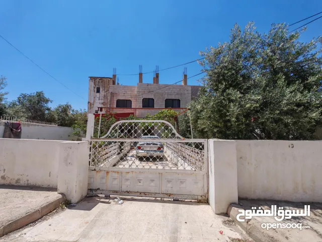 بيت للبيع مطل على شارعين و ذات موقع مميز