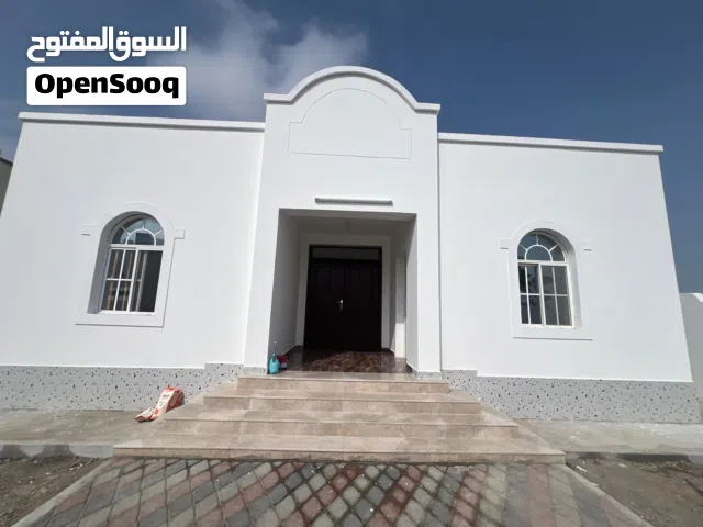 للإيجار - منزل في المعبيلة السادسة بحوش خارجي واسع جدًا