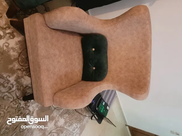 طقم كنب وستارة للبيع بداعي السفر استعمال خفيف شبه الجديد الستاره تفصيل