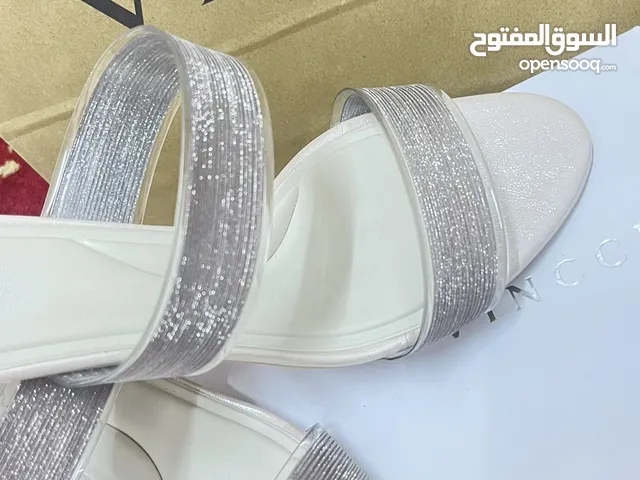 حذاء vincci لون فضي اصلي مستعمل فترة بسيطة. Original silver Vincci shoes, used for a short period.