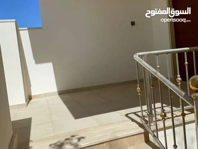 مبني تجاري خدمي من شقاتين وملحق يصلح اي نشاط تجاري ف سنتر بن عاشور