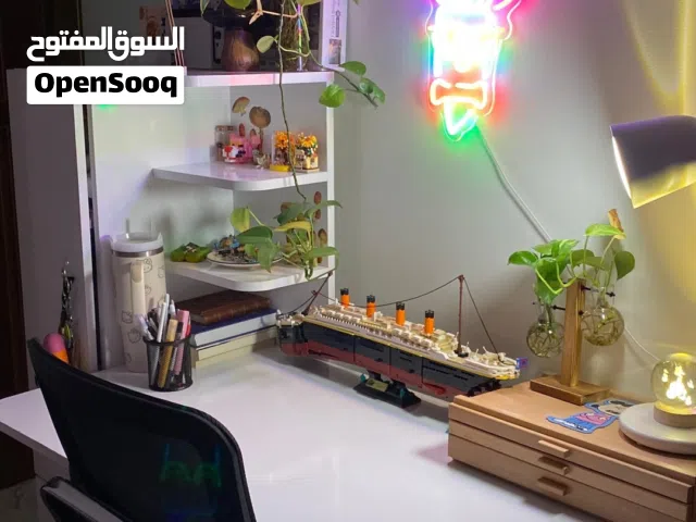 ميز دراسه كبير