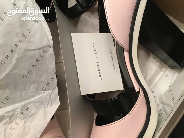 صندل مريح جداً من Charles & Keith مميز جداً لقطة