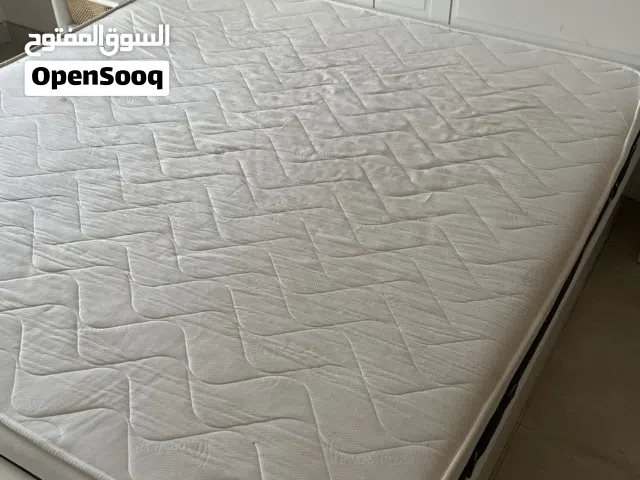 سرير بمساحة 200*180 + 2 طاولة جانبية و سرير كنبه يجنن من ايكيا مع مرتبتين