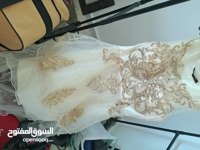 فساتين وكعب و بلاطين استعمال مرة واحده فقط