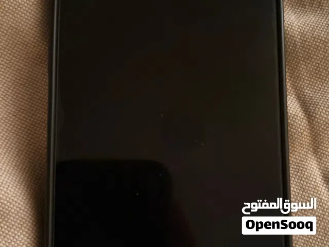ايفون 16e أسود مستعمل بحالة ممتازة وذاكرة 128 جيجابايت مع الكرتون و الضمان