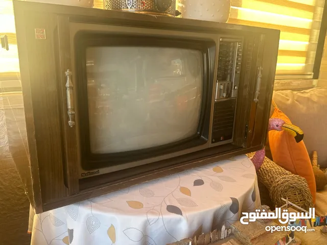 تلفاز انتيكا قديم مع خزانة خشبية بمقبضين من الجنب