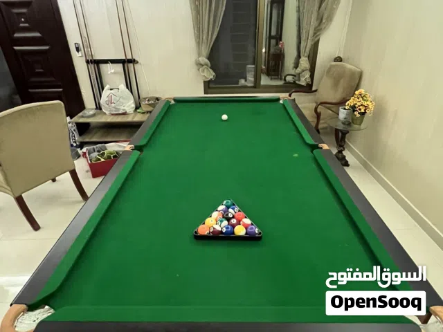 طاولة بلياردو مع مستلزماتها