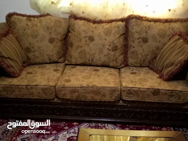 بيع طقم كنب خشب زان نظيف وثقيل ومرتب خزانتين وطاولة الكنب بحالة الجديد