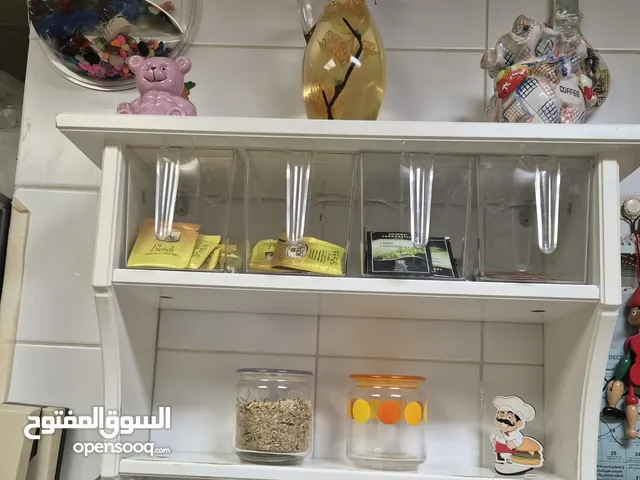 وحدة مطبخ لتخزين البرطمانات