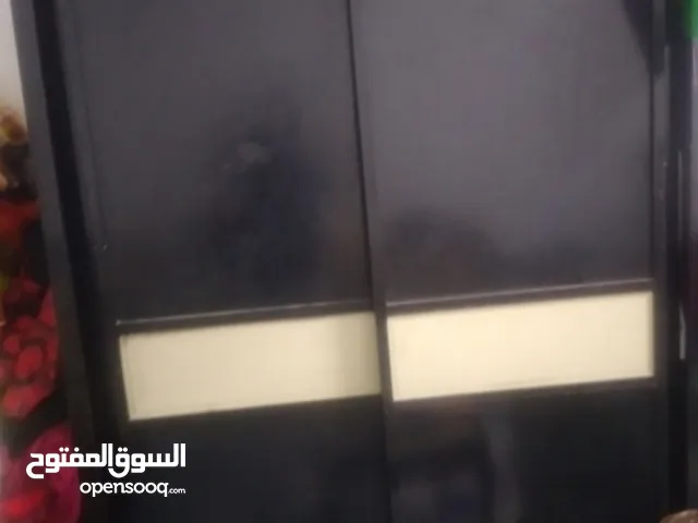 للبيع خزانه سحاب لون اسود و غرفة نوم تخت واحد ..و خزانه طابقين 4 ابواب و مرايه جوارير كبيره و كومود