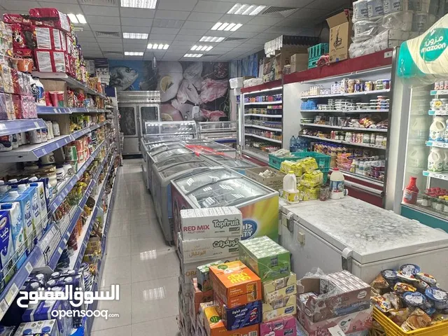 محل بيع مواد غذائية وكماليات للبيع