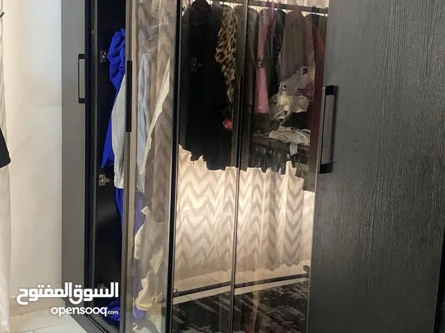 خزانه لون اسود