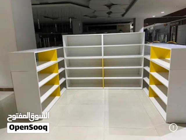 رفوف محل مستعمل نظيف