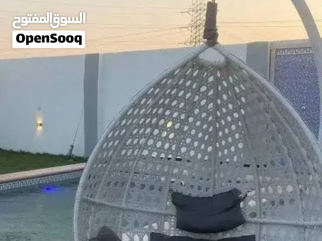 هيكل بجميع خدماته وأرض مجاورة له