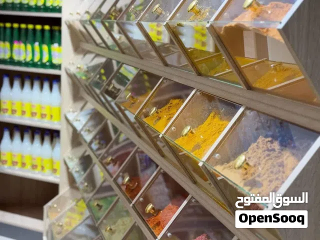 محل للبيع بالديكور والبضاعة