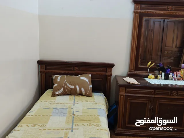 غرفة نوم فردية دولاب و شكماجة و سرير