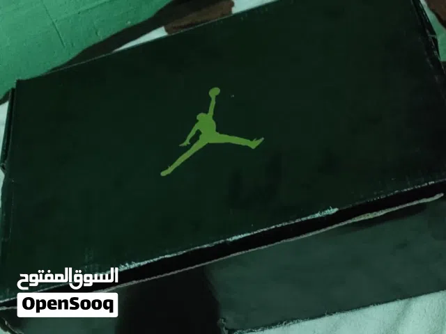 بوت ماركة نايكي جوردن (Nike Air Jordan).