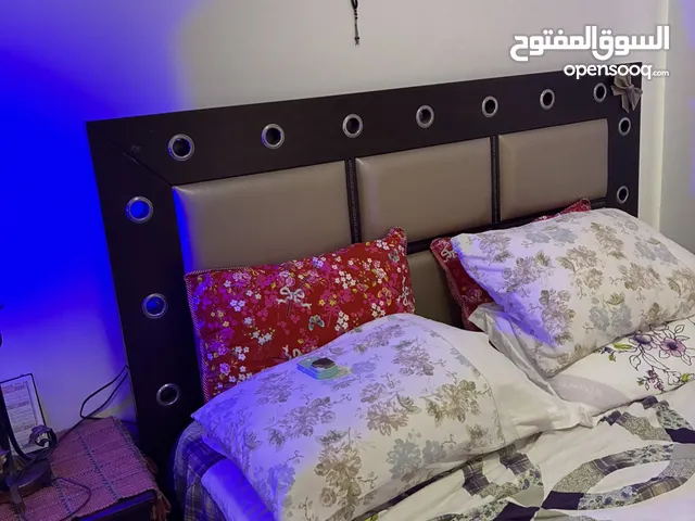 غرفة نوم راقية /خشب طبيعي /اربع قطع /تخت مزدوج+شوفونيير+كوموند عدد2
