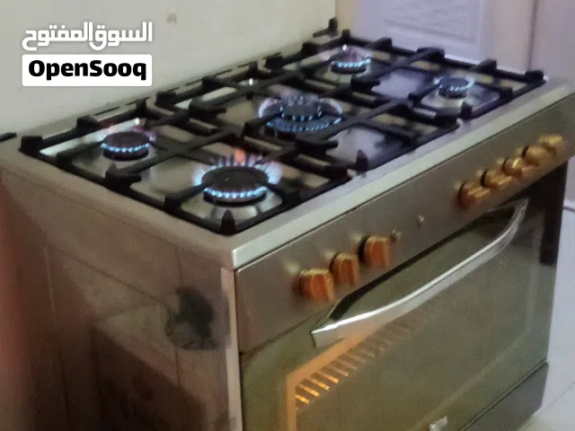 رقم التواصل بالاسفل طباخ ايطالي خمس عيون وفرن كل شيء شغال