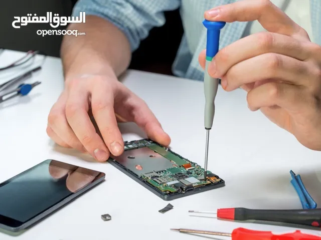 محترف في صيانة الجوالات الذكية