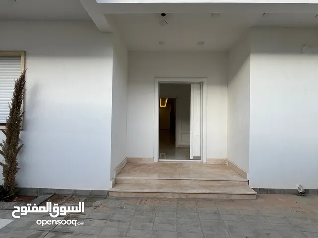 335 m2 5 Bedrooms Villa for Sale in Tripoli Al-Serraj