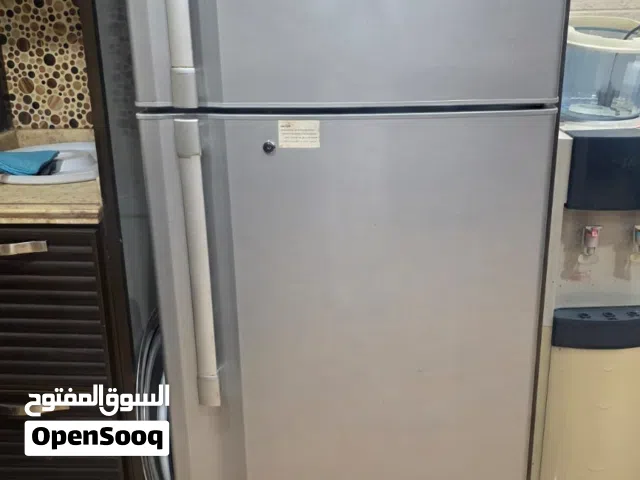 ثلاجة نظيفة بحالة شبه جديدة