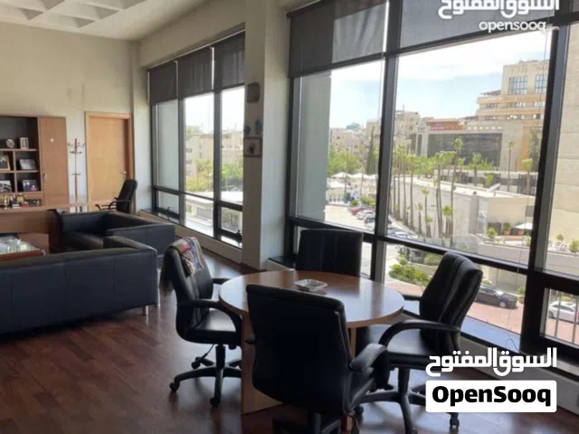 مكاتب للإيجار في مبنى تجاري فاخر يقع في قلب الشميساني