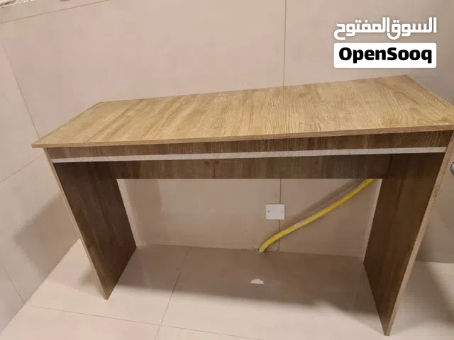 طاولة او مكتب بحالة ممتازة