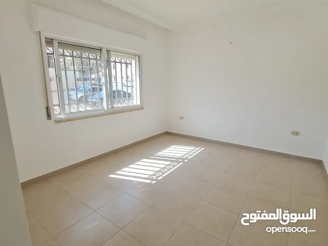 شقة أرضية  120م أبو نصير مع كراج خاص وترس 
