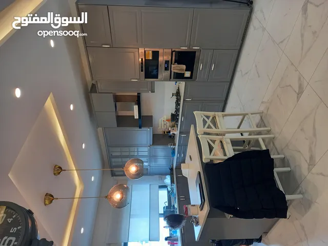 شقة العمر طابق ثاني(طابقية) 230م في أهدئ مناطق ربوة عبدون وبسعر مميز / ref 9285