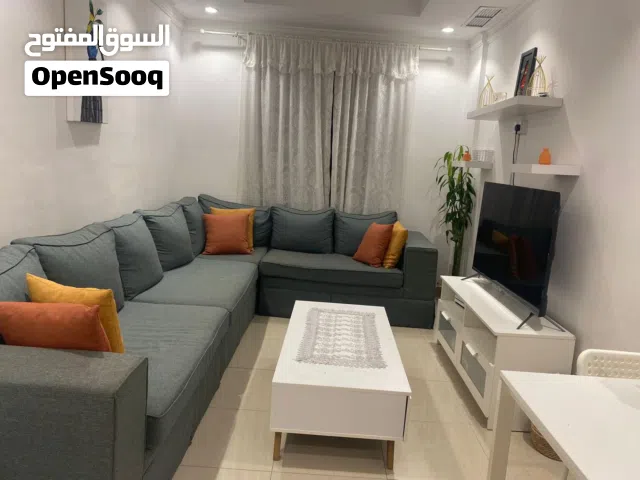 طقم كنب 2x3 بحالة جيدة جداً مع طاولة وسطية