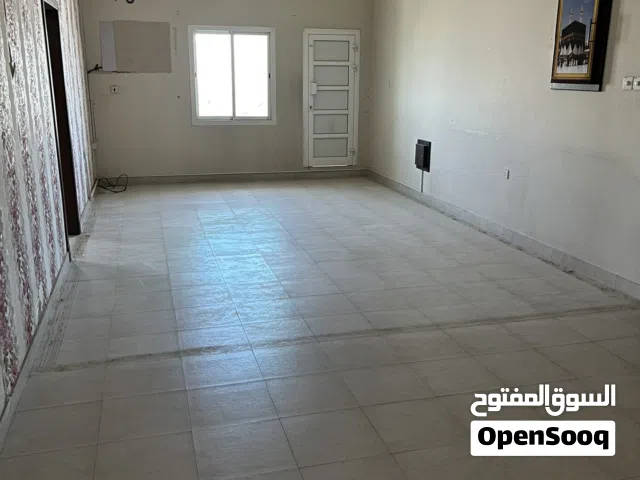 شقة واسعة للايجار الرفاع الشرقي 3 غرف