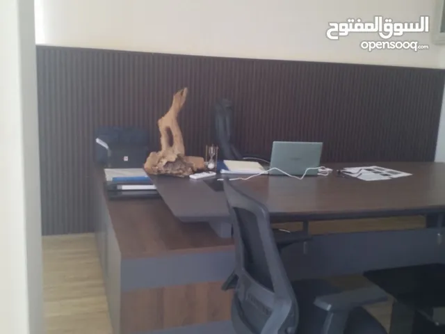 مكتب للبيع