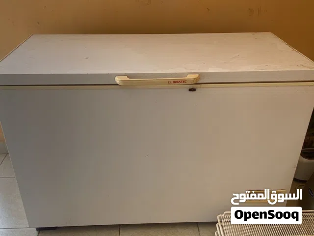 فريزر كبير ومكيف ويندو وثلاجه حجم صغير وسرير اطفال وميكرويف