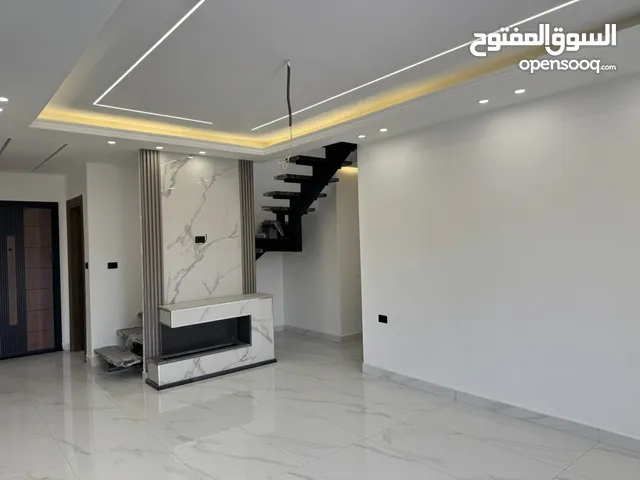 شقة طابق اخير مع رووف بمساحة داخلية 230م في طريق المطار - البنيات