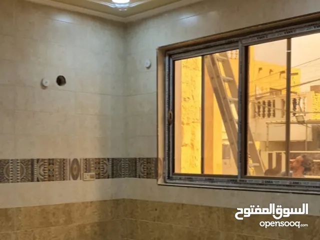 دار حديث للبيع المساحه 143 جبهه 10 يحتوي على 7 نوم واستقبال وخمس حمامات